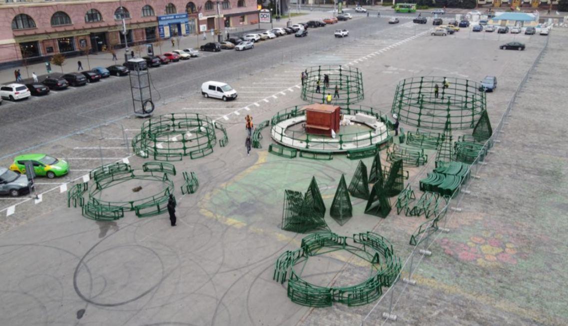 Площадь Свободы готовят к Новому году (фото)