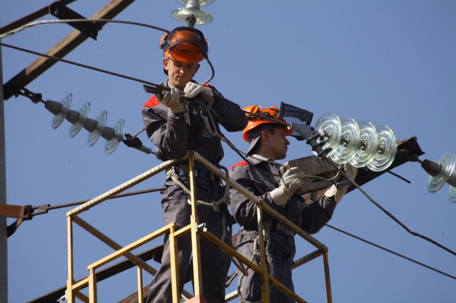 В Дергачевском районе реконструируют электросети