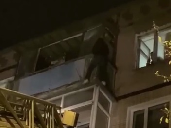 На Новых Домах девушка гуляла по карнизу балкона (видео)
