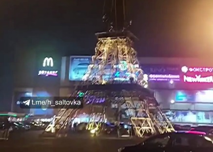 На Салтовке заметили людей на опасной высоте (видео)