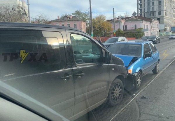 На Московском машины столкнулись лоб в лоб на рельсах (фото)