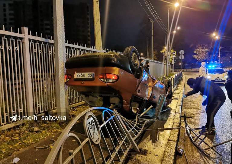 Водитель был пьян. Полиция – о перевернутой машине на Клочковской