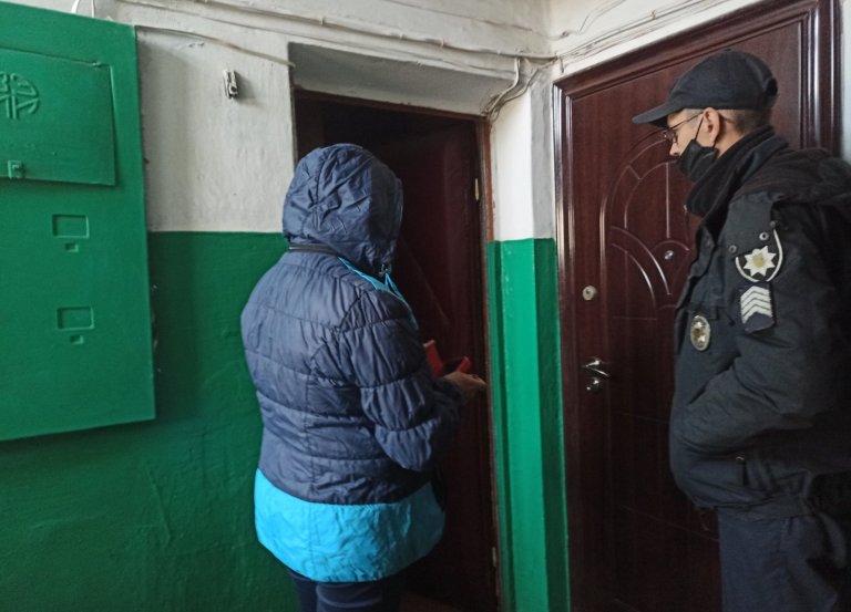 В Купянске спасателям пришлось ломать дверь в квартиру пенсионера