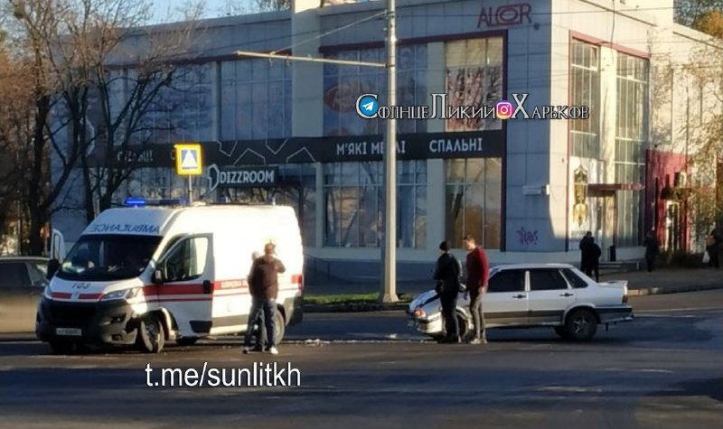 Легковушка протаранила скорую со включенными маячками