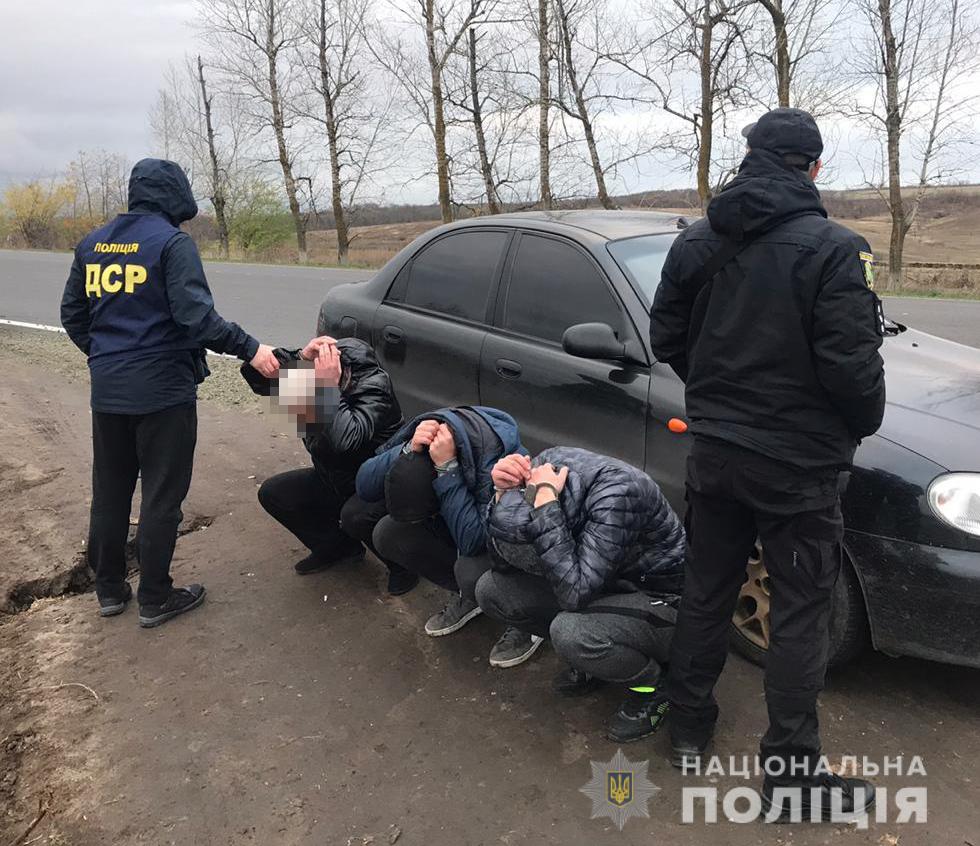 На купянской трассе задержали серийных домушников с золотом (фото)