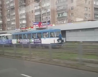 В Харькове экстремал проехал на зацепе трамвая (видео)