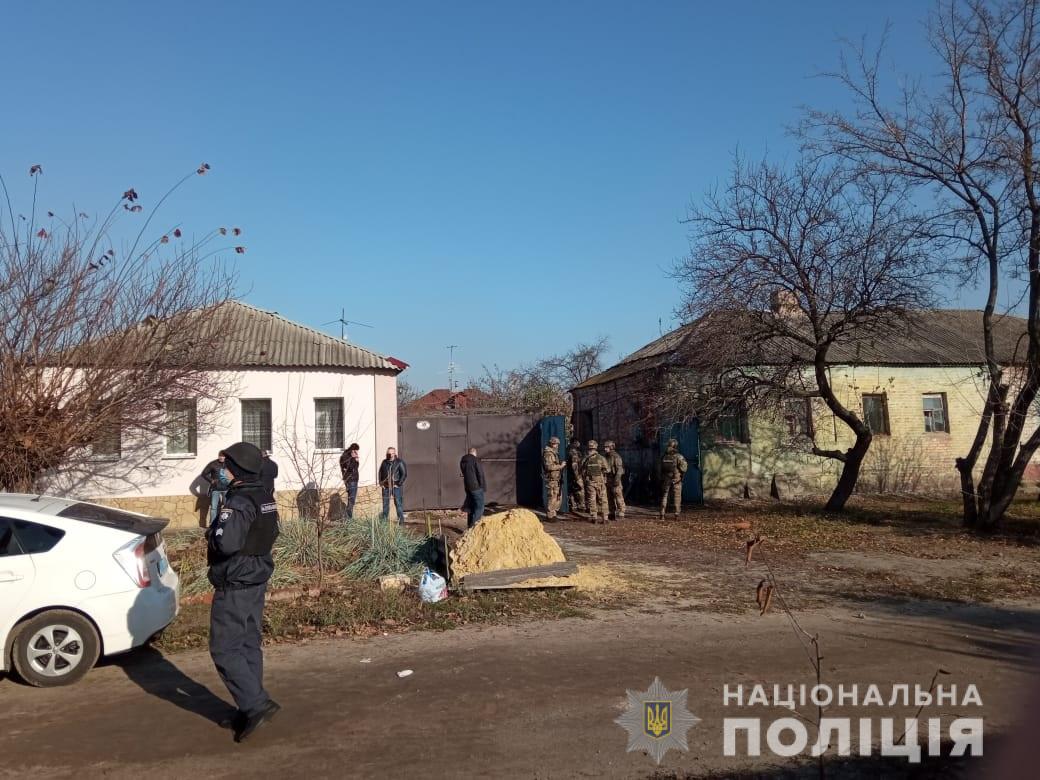 Мужчина, угрожавший подрывом, отдал гранату: его задержали