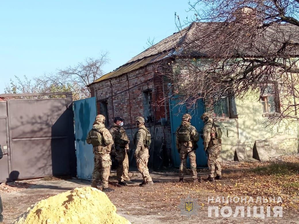 В Харькове мужчина угрожал подорвать себя гранатой: идут переговоры (фото)