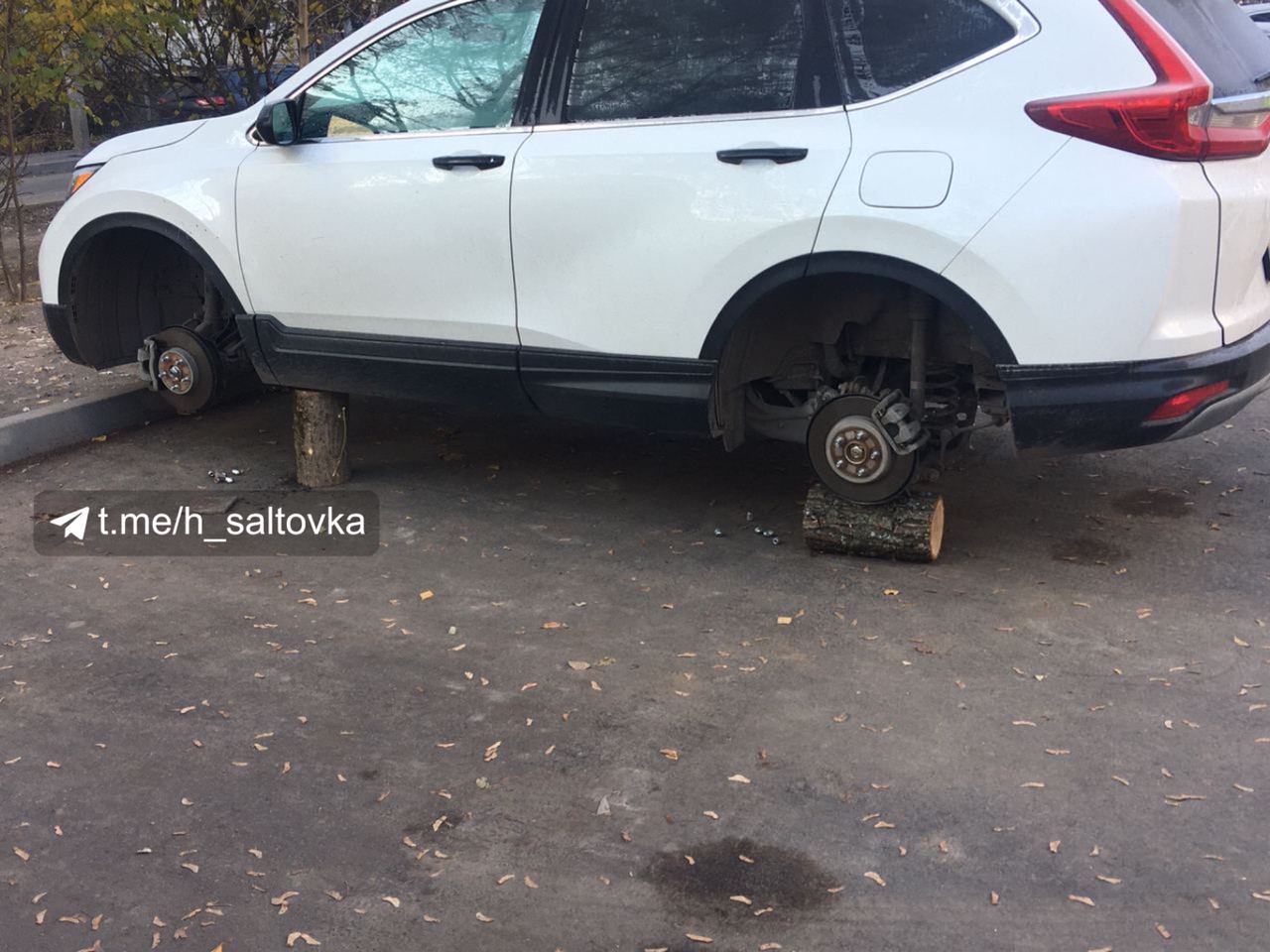 На Клочковской с машины сняли колеса (фото)