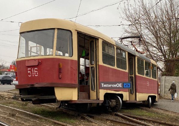 На Салтовке трамвай развернуло перпендикулярно рельсам (фото)