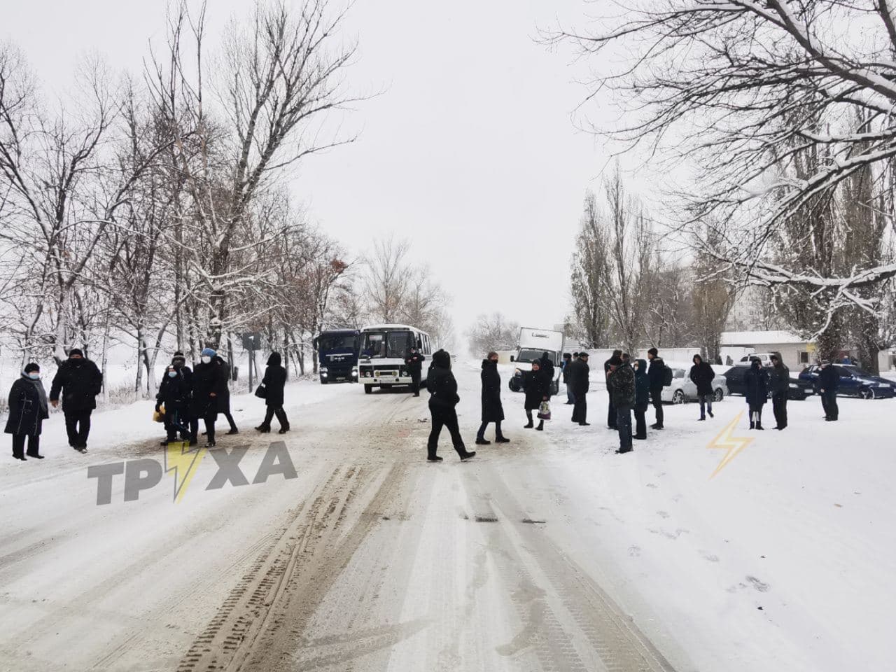 В Купянске люди перекрыли дорогу (фото)