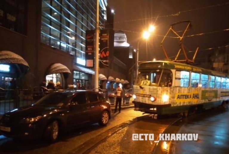 Припаркованная машина заблокировала движение трамваев