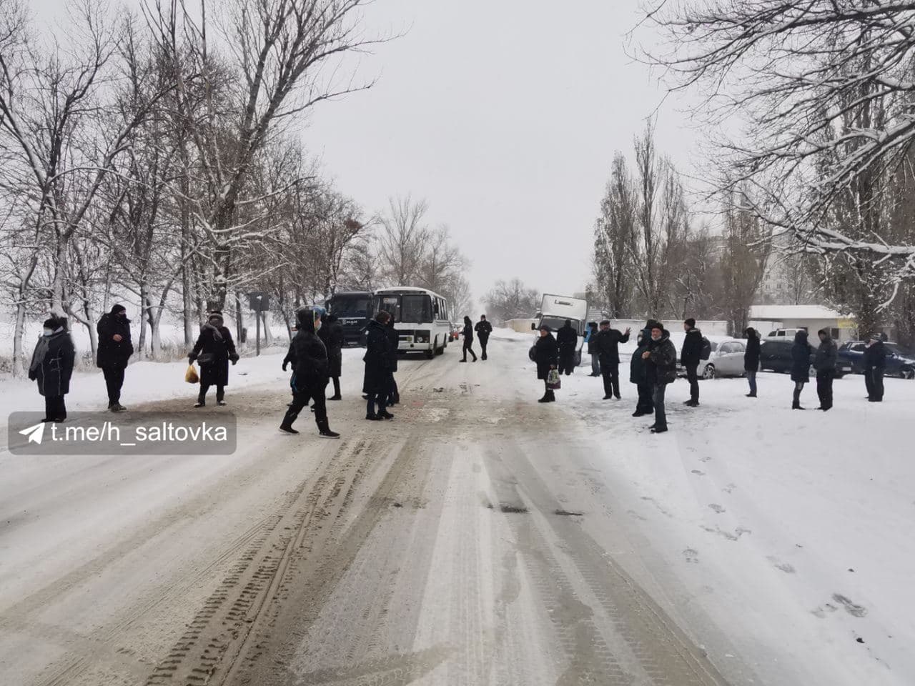 В Купянске люди перекрыли дорогу: подробности