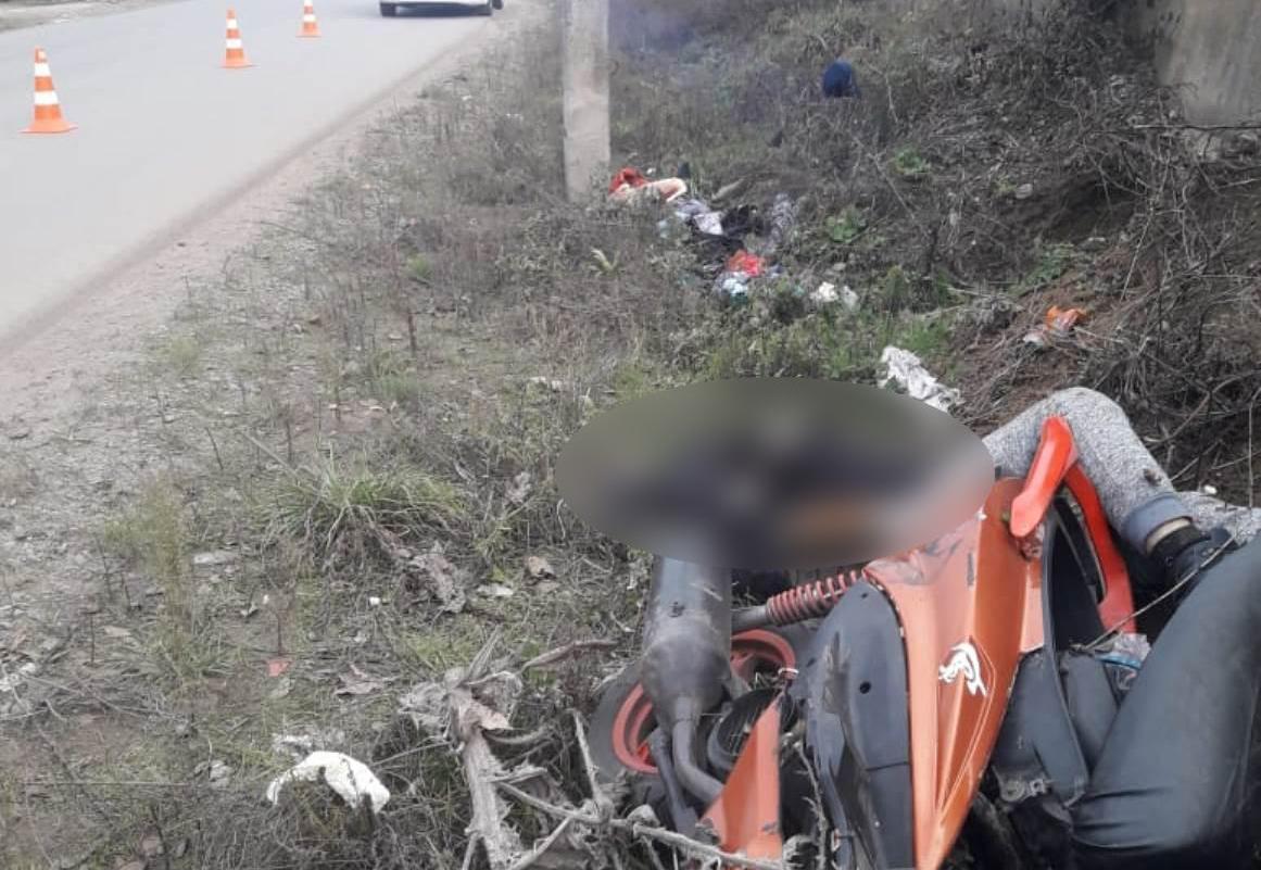 В Краснограде парень на скутере врезался в столб и погиб