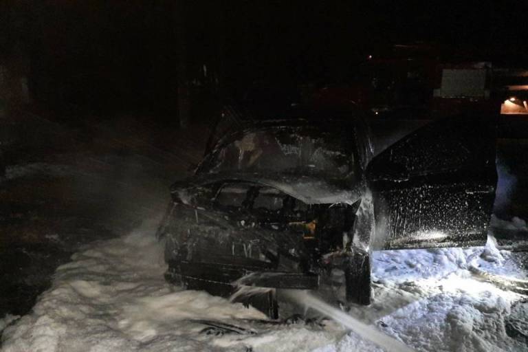 Ночью в Лозовой под домом сгорел Hyundai