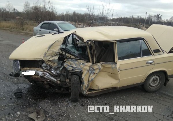 На окружной - лобовое ДТП, машина всмятку (фото)