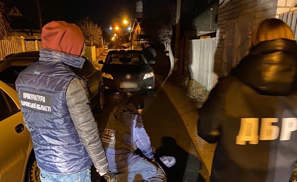 Двое оперативников пойдут под суд за взятку