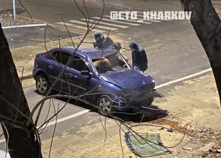В центре Харькова машина влетела в дерево (видео)