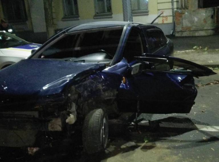 ДТП в центре Харькова: водителя доставали из машины спасатели