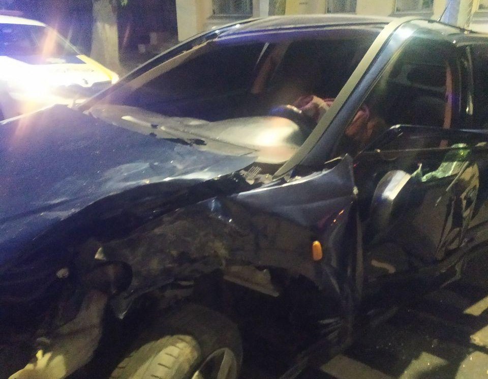 В Харькове машина врезалась в дерево, есть пострадавшие (фото)