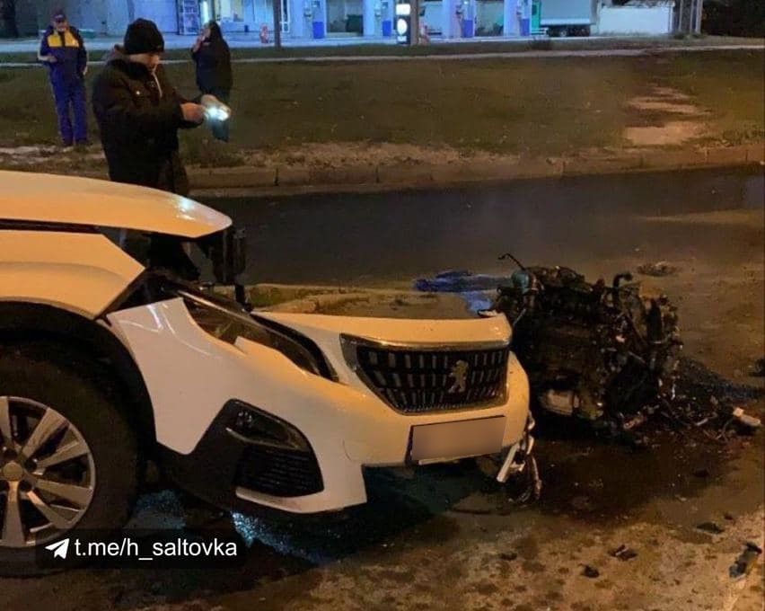 На Московском машина влетела в бордюр, у нее отвалился двигатель (фото)