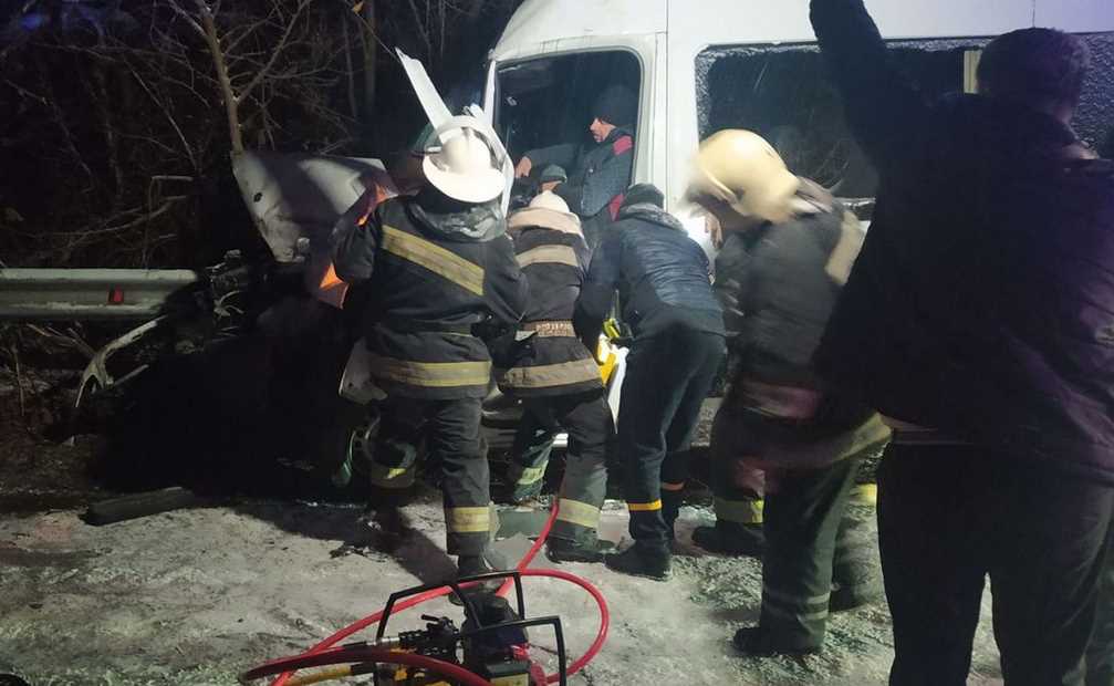 Под Харьковом спасатели деблокировали людей из искореженного автомобиля