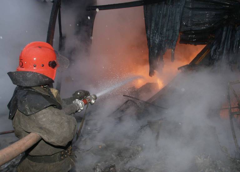 На Салтовке – пожар в частном доме, мужчину увезли в больницу с ожогами