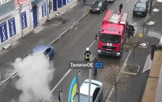 В центре Харькова загорелся автомобиль (видео)