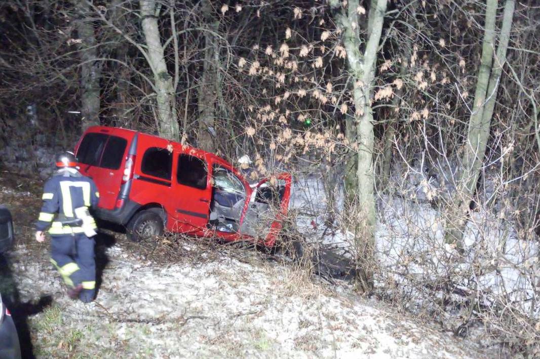 Под Харьковом автомобиль слетел в кювет: девушку вырезали из машины