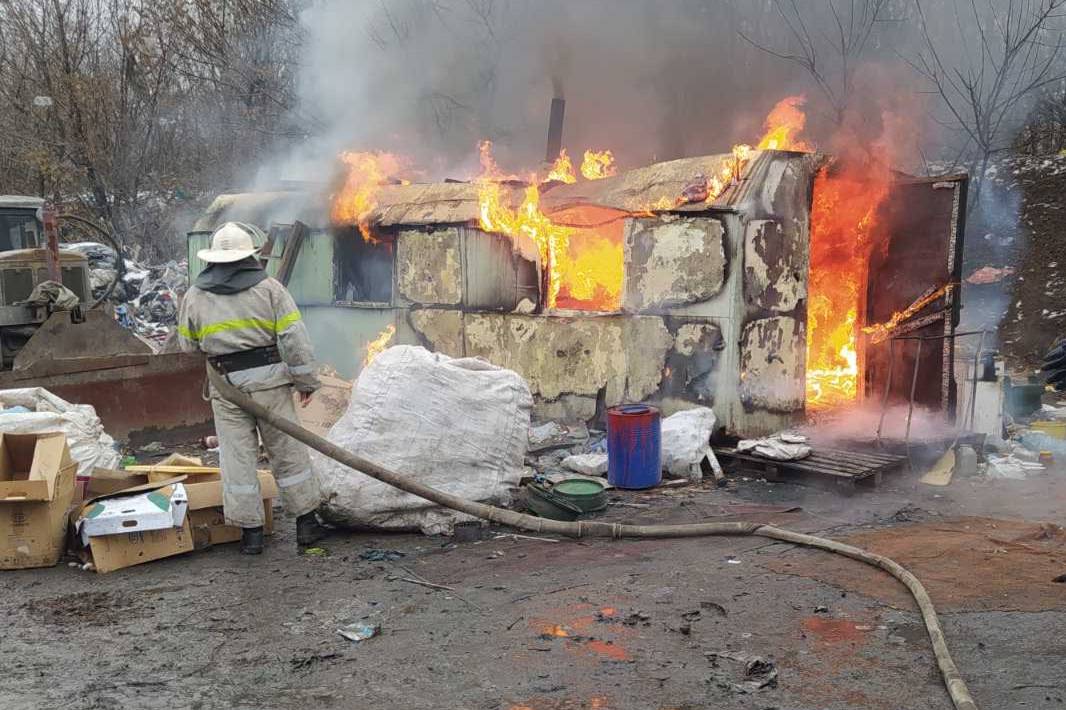 В Краснограде - пожар на свалке, есть пострадавший