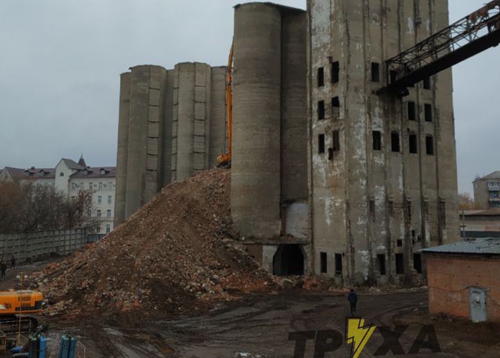 В Харькове разбирают трубы взорванного элеватора