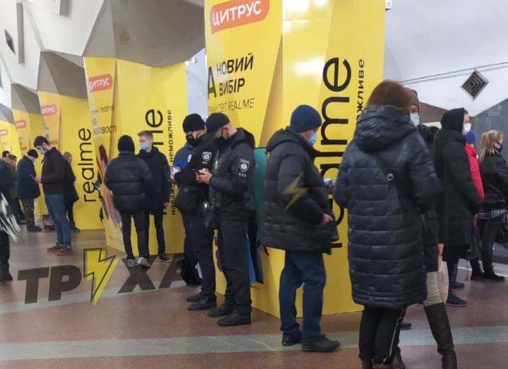 В Харькове полиция проверяет пассажиров метро
