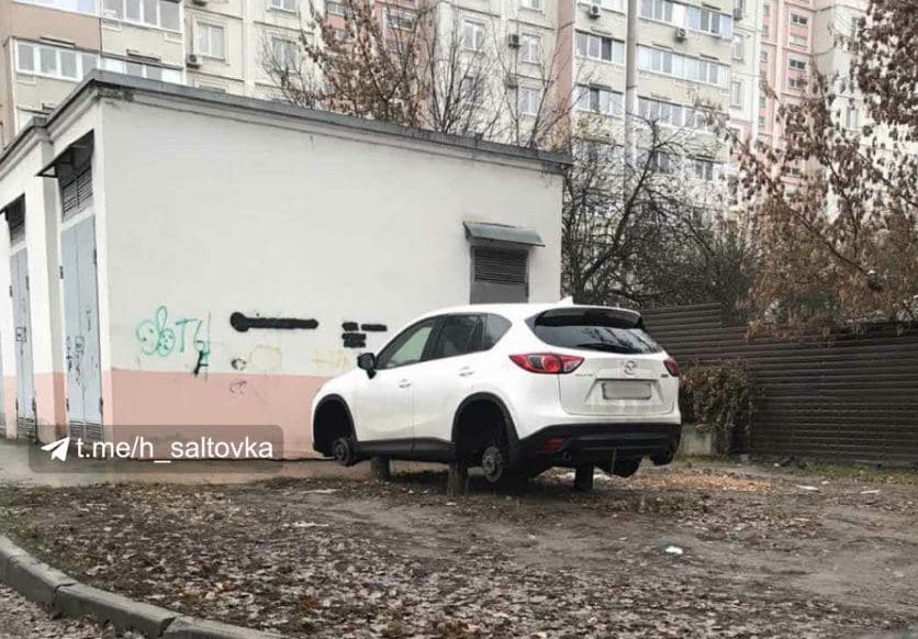 В районе Клочковской с машины сняли колеса (фото)