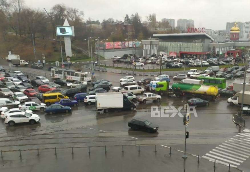 На крупном перекрестке в центре Харькова не работает светофор, собралась огромная пробка