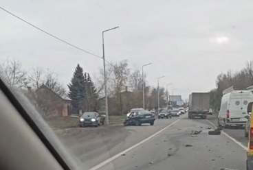 Возле Мерефы авария, машины разбросало по дороге (видео)
