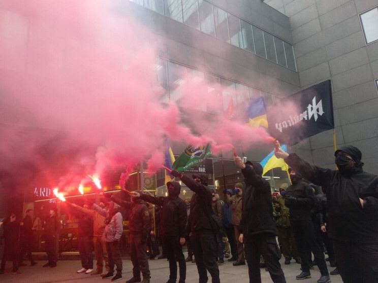 Националисты пришли к "АВЭК" и зажгли фаера (фото)