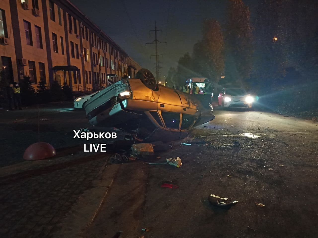 В Харькове машина вылетела с моста и перевернулась