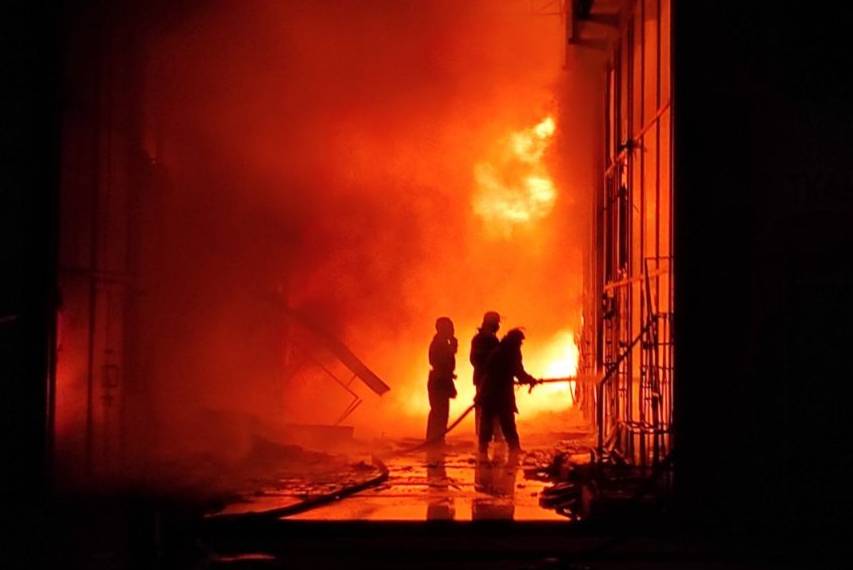 Масштабный пожар на "Барабашово": сгорели десятки магазинов (фото)