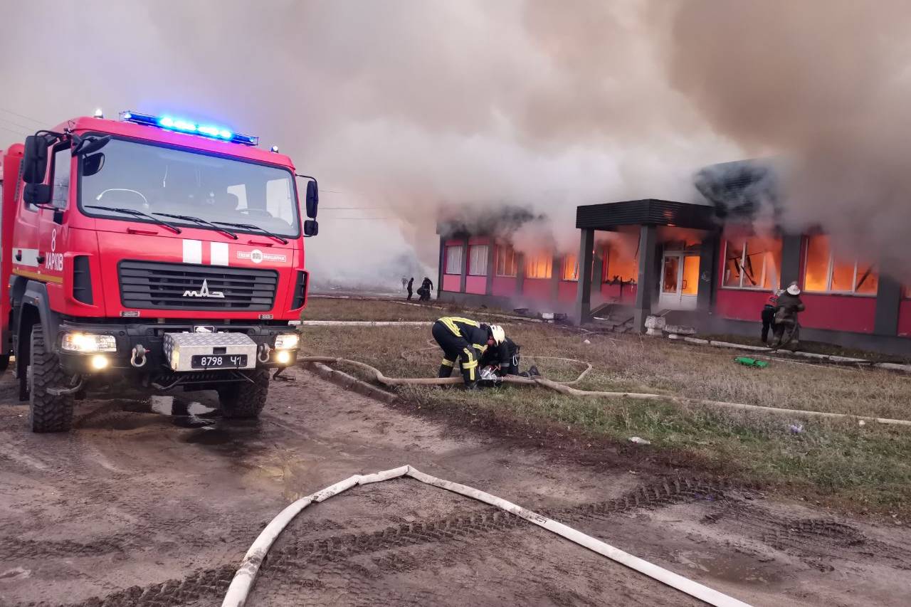 В Безлюдовке – сильный пожар, загорелись склады (фото)