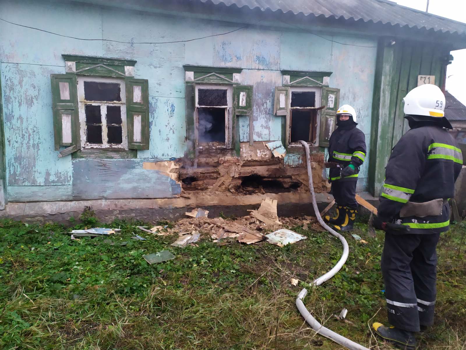 Не мог сам выбраться: в Валках из горящего дома спасли мужчину