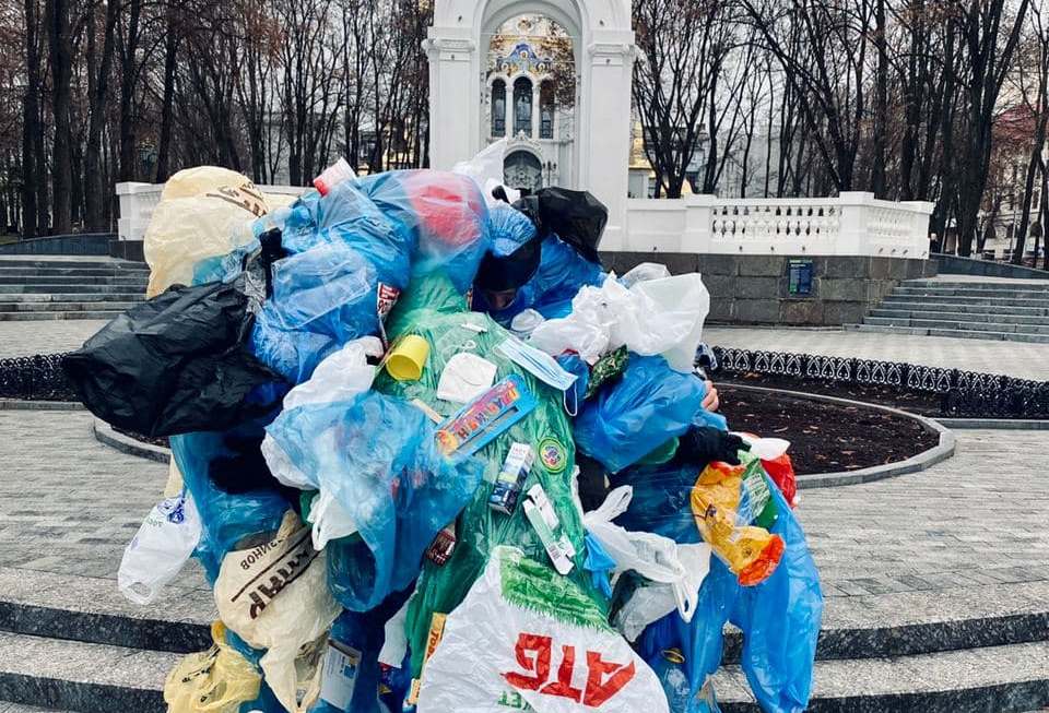 По центру Харькова прошлись люди, замотанные в пакеты (видео)