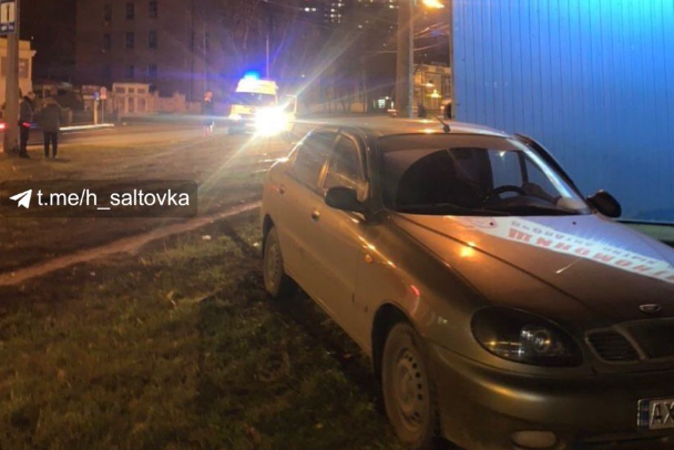 На Клочковской - авария со скорой, одну из машин выбросило с дороги (фото)