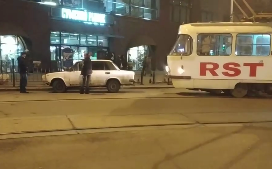 Припаркованная машина заблокировала движение трамваев (видео)