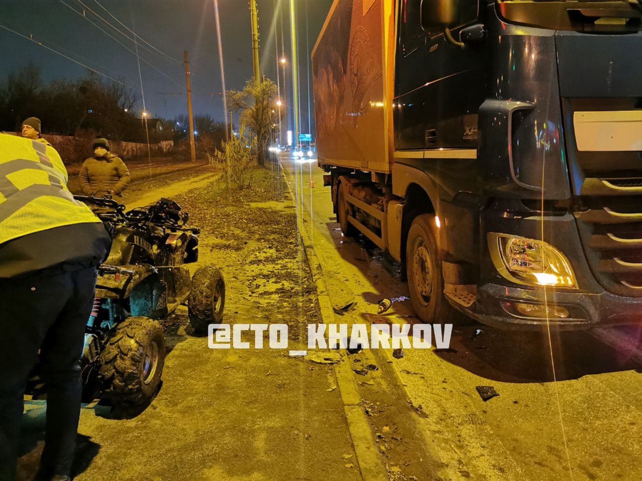 В Харькове на зебре квадроцикл врезался в фуру (фото)