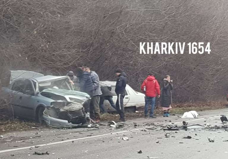 На трассе возле Покотиловки авария, машины разбросало по дороге