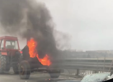 На окружной посреди дороги загорелся трактор (видео)