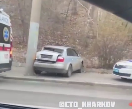 На Веснина – авария, машина влетела в столб (видео)