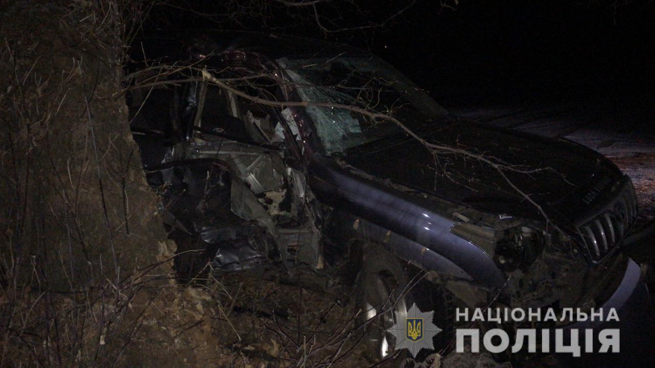 Под Харьковом внедорожник врезался в дерево: пострадало трое детей