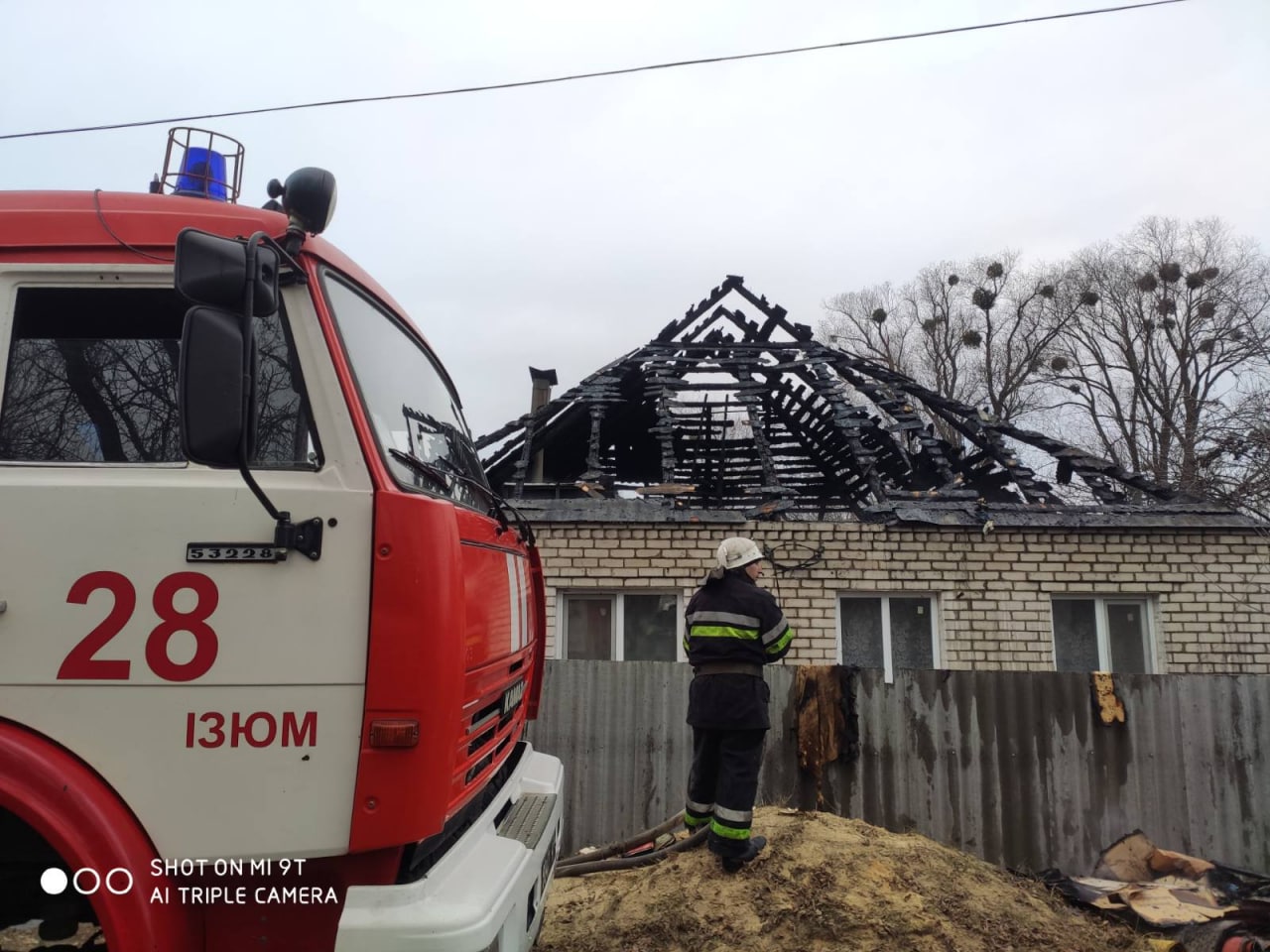 В Изюме из горящего дома спасали детей