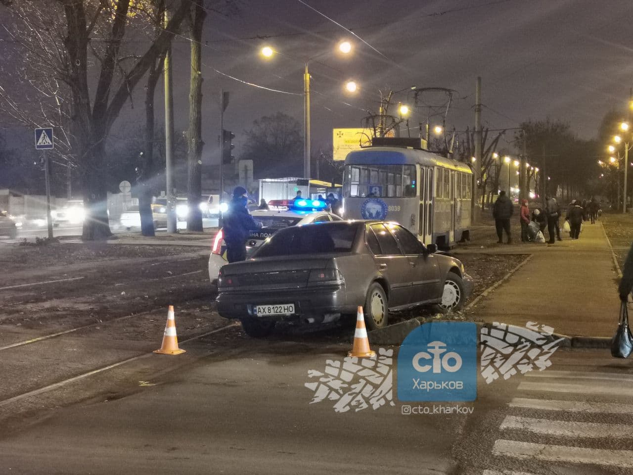 На Салтовке – авария, трамвай врезался в легковушку